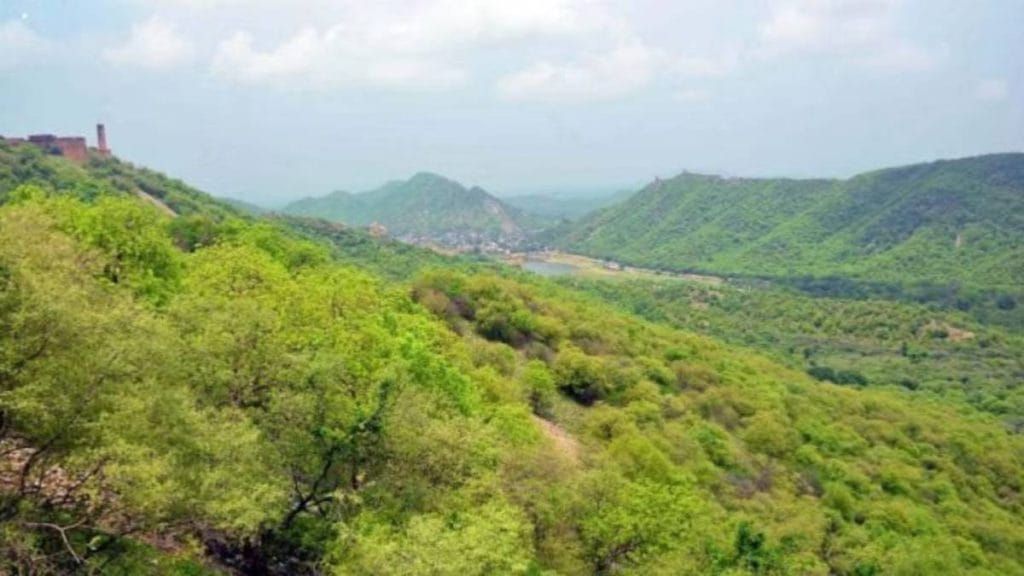 Aravalli Hills (2024–2025): Judicial Redefinition, Interim Mining Freeze and the New Flashpoint Between Conservation and Development
